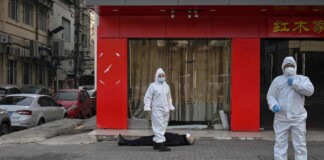 Phát hiện thi thể người đàn ông đeo khẩu trang gục chết trên vỉa hè ở Vũ Hán