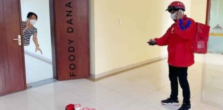 Phòng dịch, shipper dùng ô tô đồ chơi giao đồ uống cho khách, đứng cách 2m cũng phải gọi điện thoại