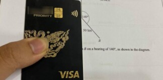 Quên thước kẻ, nam sinh bá đạo lấy thẻ đen trị giá 2 tỷ VND ra dùng tạm khiến cộng đồng mạng choáng váng