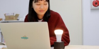 Sáng chế ra đèn báo khi có các cặp đôi tan vỡ nhân dịp Noel, cô nàng Youtuber khiến hội FA thán phục, cảm kích gọi sư phụ