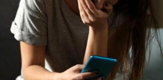 Sốc điếng người khi xem điện thoại của con trai 11 tuổi, ông bố lập tức báo cảnh sát sau dòng tin nhắn từ nữ streamer