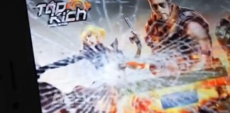 Sốc với cảnh thanh niên bị gấu đập điện thoại vì mải chơi game