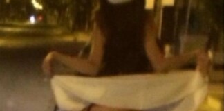 Sốc với cô gái ngang nhiên tốc váy giữa đường