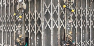 Sững sờ trước ngôi nhà được “bảo mật” nghìn khóa theo phong cách thủ công nhất, cộng đồng mạng tự nhủ: “Mỗi lần khóa cửa chắc phải 30 phút”