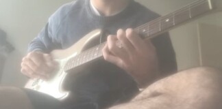 Thấy hàng xóm “yêu” quá ồn ào, chàng trai đàn hát át tiếng ồn nhưng ai ngờ lại càng khiến cặp đôi “kích thích hơn”