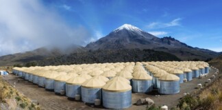 Từ trên đỉnh ngọn núi lửa tại Mexico, các nhà vật lý học cố chứng minh có thứ bay nhanh hơn ánh sáng