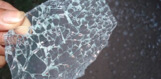 Vì sao kính trên case mang tiếng là “kính cường lực” nhưng động mạnh một tí vẫn vỡ tan tành?