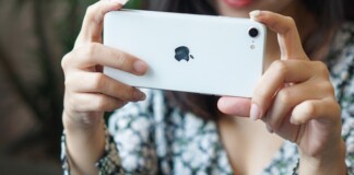 Xiaomi ‘cà khịa’ iPhone SE 2020 ngay trên trang fanpage chính thức: Thiết kế quá lỗi thời, pin yếu