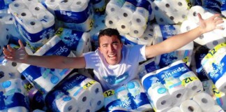 Xuất hiện NTN phiên bản nước ngoài: Ném 100.000 bịch khăn giấy xuống hồ bơi để thấm nước, Youtuber bị công kích dữ dội