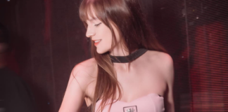 Cận cảnh nhan sắc xinh đẹp của nữ DJ ngoại quốc, cổ vũ hết mình cho đội tuyển Việt Nam