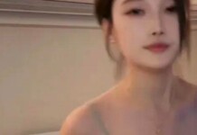 Vừa livestream vừa tập thể dục, nữ streamer khiến fan nam mê mẩn, công khai xin hẹn ở khách sạn