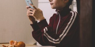 Con gái “bẻ khóa” tài khoản ngân hàng, donate 260 triệu đồng cho streamer, bố mẹ tá hỏa cầu cứu!