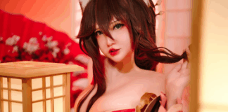 Cosplay nóng bỏng khiến fan “ngắm một tiếng không rời mắt”