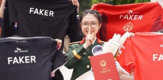 Fan nữ T1 “flex” tờ A4 đỉnh cao, “vía” thơm được cộng đồng mạng xin nhiệt tình!