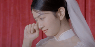 Lê Bống bật khóc khi diện váy cưới