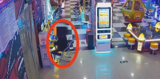 Người đàn ông “khôn lỏi”, mua xu giả để lừa máy chơi game và cái kết