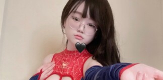 Sở hữu gương mặt ngây thơ, nữ coser gây choáng váng với những màn cosplay táo bạo