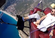 Thanh niên “chill” nhất năm: Nhảy dù bằng ghế sofa, ngồi giữa không trung xem Tom & Jerry nhàn nhã