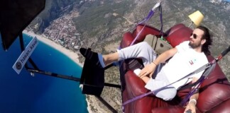 Thanh niên “chill” nhất năm: Nhảy dù bằng ghế sofa, ngồi giữa không trung xem Tom & Jerry nhàn nhã