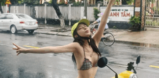 Xôn xao hình ảnh gái xinh diện bikini, hồn nhiên check-in giữa đường phố: Trang phục gợi cảm nhưng không phù hợp