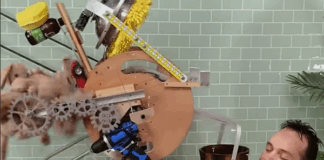 Xuất hiện nam YouTuber “lười bậc nhất”, “ngại tắm” tới mức chế tạo hẳn robot để tắm cho bản thân